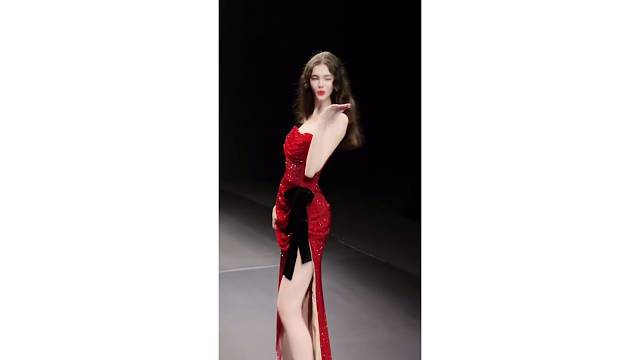 感受一下顶级模特走秀名场面