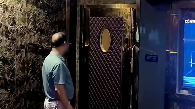 我真的见过这种，有一次领导的老婆查岗，包厢小姑娘都叫出去了，结果那领导老婆不依不挠，还说我们几个大男