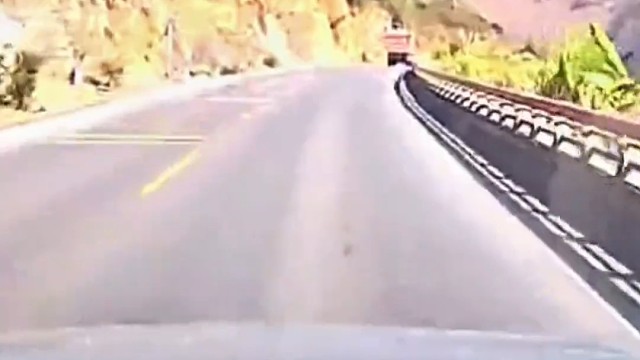 明明一脚油门就可以过去了的踏[马]的你还踩刹车