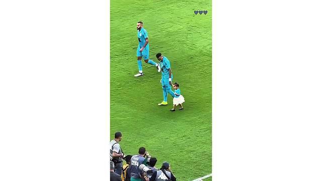 太暖心了！内马尔扯着女儿一起出场