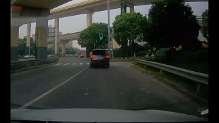 實(shí)在想不通 已經(jīng)放這東西右拐進(jìn)來了 怎么還要?jiǎng)e車？