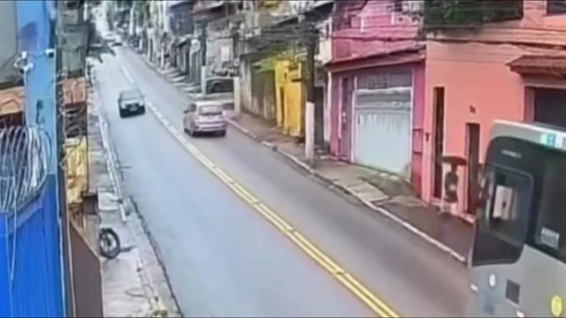 刹车踩得不及时，不压实线是最完美的