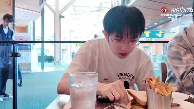 Tarzan和Chovy在机场碰上，Tarzan：你手里拿的啥？Chovy：FMVP奖杯​​​