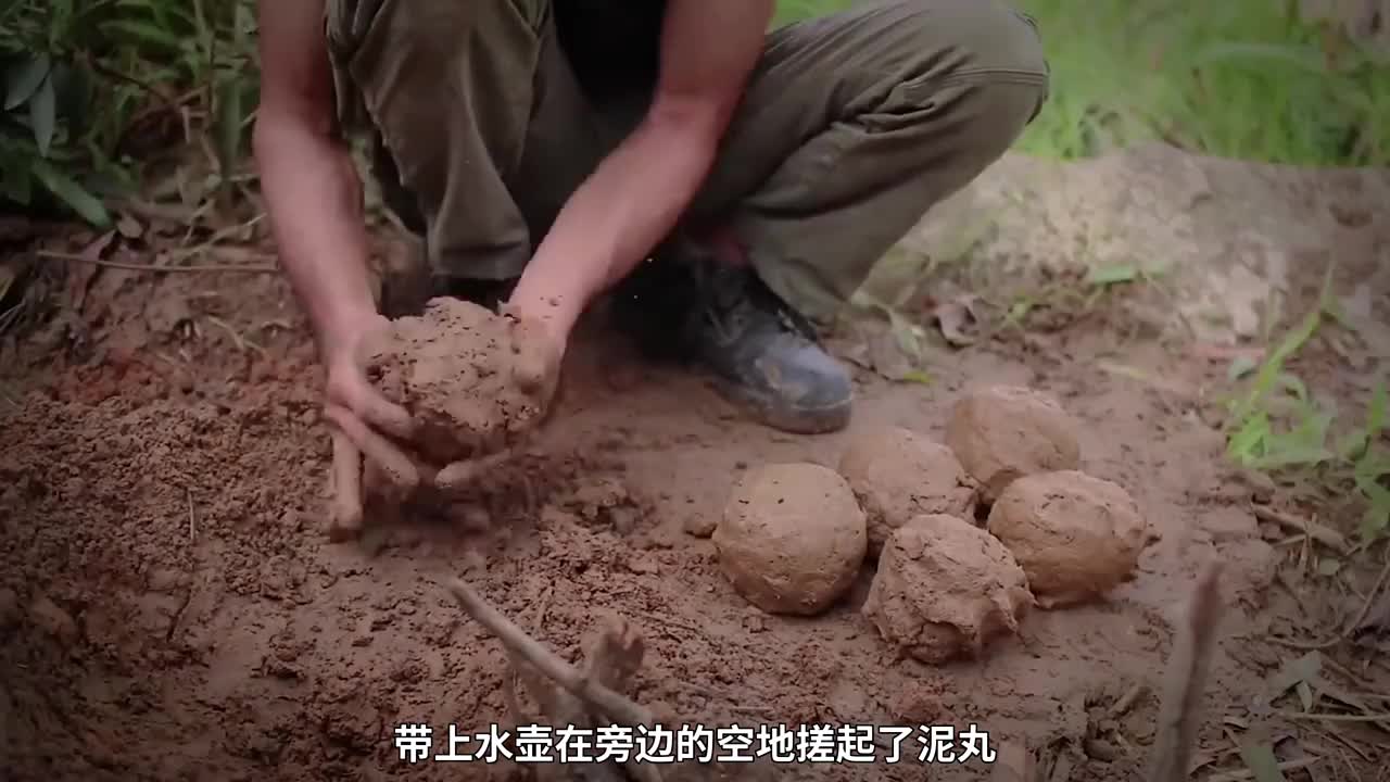 第1集：这个男人竟然在树洞中建造了这么漂亮的小屋，而且还能吃上蟹黄面包