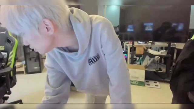 无敌了NIP！当Leave给Doinb示范标准俯卧撑基地的猫都看傻了也是让礼物学会前辈乐言的直播风格