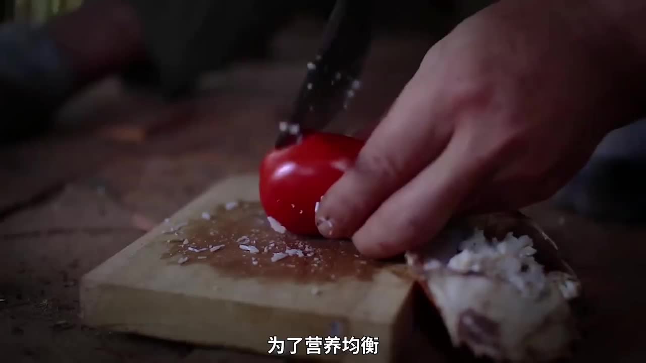 第2集：这个男人竟然在树洞中建造了这么漂亮的小屋，而且还能吃上蟹黄面包