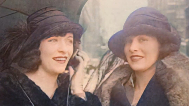 1922年真实影像，两位上流贵妇使用可随身携带的移动电话