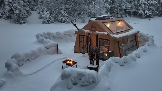 夫妻二人真的是露营钉子户，面对超强暴风雪不惧，在50厘米厚雪极致露营