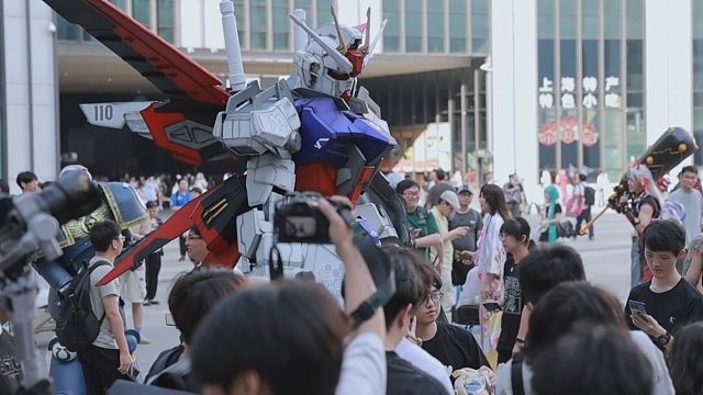 为什么都喜欢叫我把枪对着他？