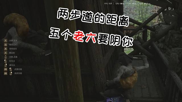 夏思源小时候上茅房天花板上掉下个小孩骑在他头上暴揍，想出门却发现门不能从这一侧打开