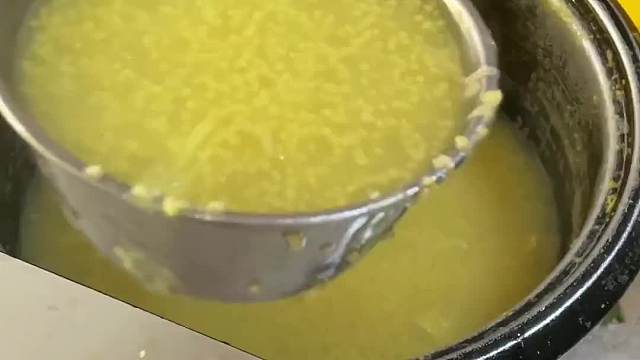 一笼浸了油的鲜肉小笼包