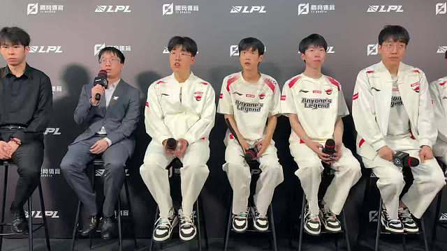 Q：二连败之后队伍急需进行哪些调整？教练：先准备好下一场打WE的比赛吧。​​​