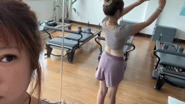 今天下午上了一节私教课和瑜伽课
出了好多汗