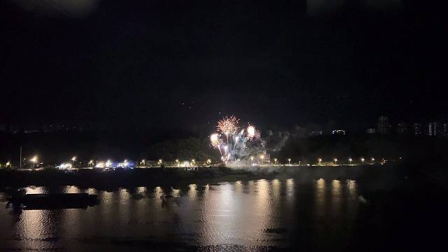 对岸的烟花，隔三差五