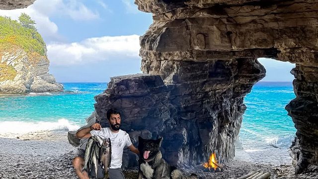 带上我的狗子在海岛找了个洞穴，在里面居住三天，享受下海捕猎的快乐时光