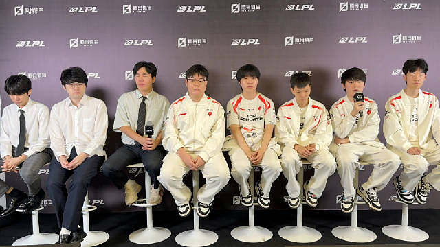 TES收获四连胜，在群访中邀请JackeyLove评价新队友Hang的表现并聊聊现在两人的磨合情况。