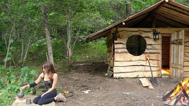 她独自建造了第一个小木屋/一个年轻女子进入野外的旅程