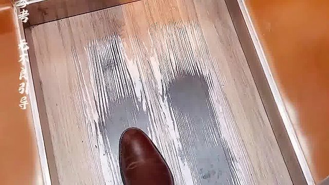 这是个小型电梯，内部空间极其狭窄，转身都很费劲