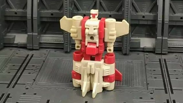 G1钢鞭，神风队成员，计算王左臂，变形为科幻战机，1986年出品。