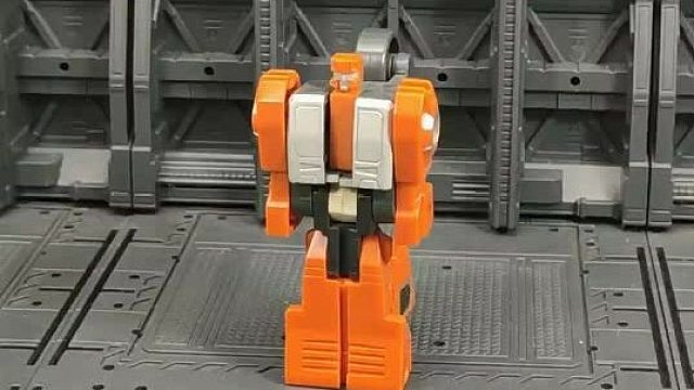 G1烙铁，神风队成员，计算王右臂，变形为科幻武装摩托车，1986年出品。