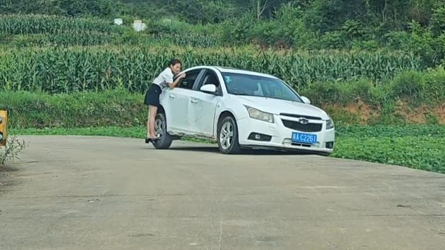 女司机轮胎掉下沟，怎么轻松脱困，老司机现场演示脱困技巧