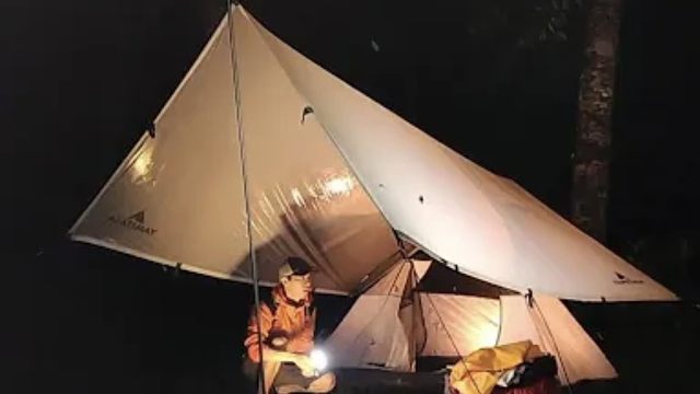 在暴雨和雷声中独自露营 - 听放松的雨声