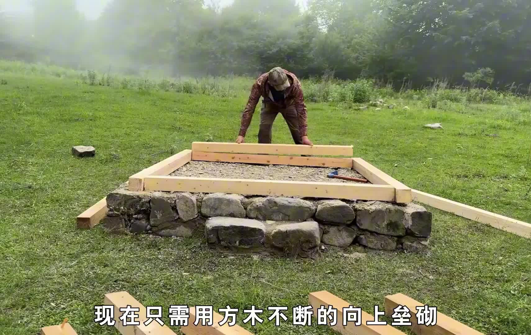 男人为了完成儿时的梦想，打造了一个标准正方体的庇护所