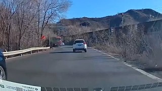 如果沒有這個逆行MPV大車就不會踩剎車，就不會甩尾。只能說因果。
