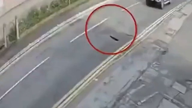 估计他还在按喇叭催那个剁椒鱼头呢