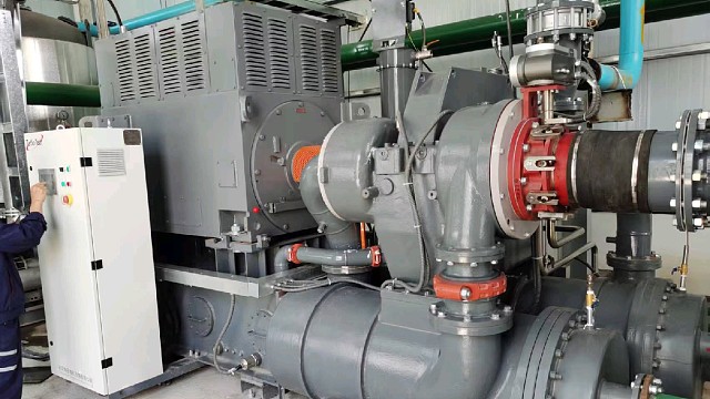 钛灵特离心式空压机具有大流量、24小时连续运转、稳定、高效、安全等优势，是化工行业的稳定守护者！