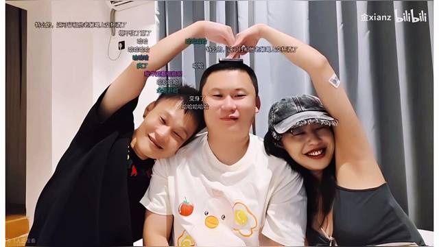 生活中的有许多瞬间  都是细碎的美好  一家三口整整齐齐