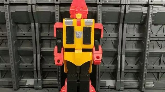 G1铁头，巨狰狞成员，冲云霄左腿，变形为机械犀牛，1986年出品。