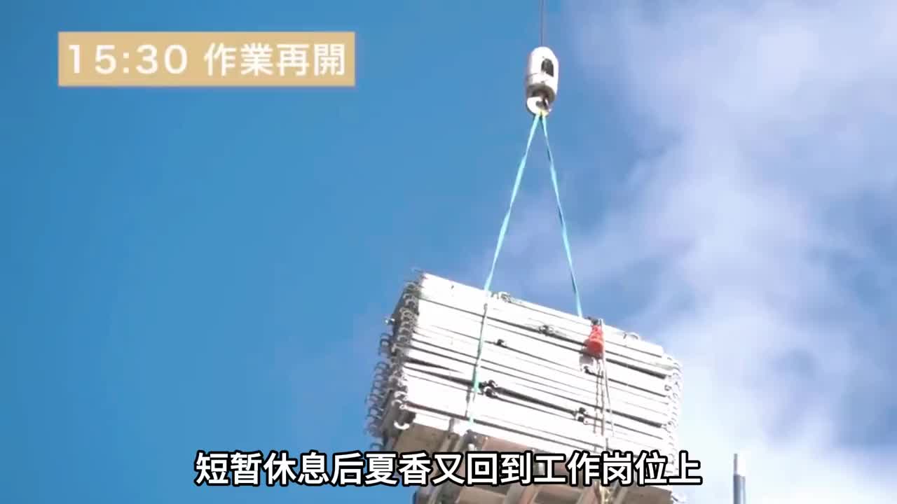 早早措学低学历女生，为了生活跑到工地搬砖  (3)