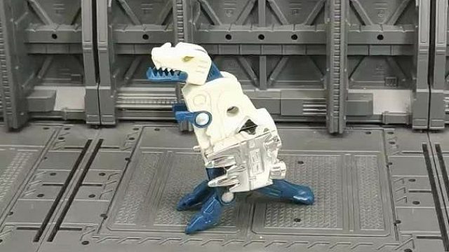 G1角龙，霸天虎密探，变形为MC-60磁带，1986年出品。