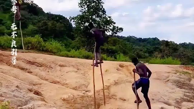 这些涂满颜料的孩子，为什么要在路上踩高跷呢？