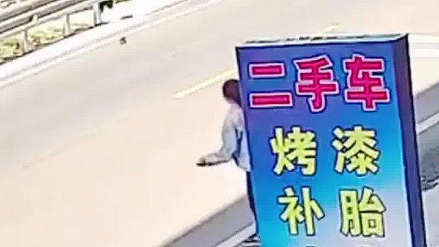 对面小孩独自跑出车来车往的路边，老人后面追，大姐对面喊
