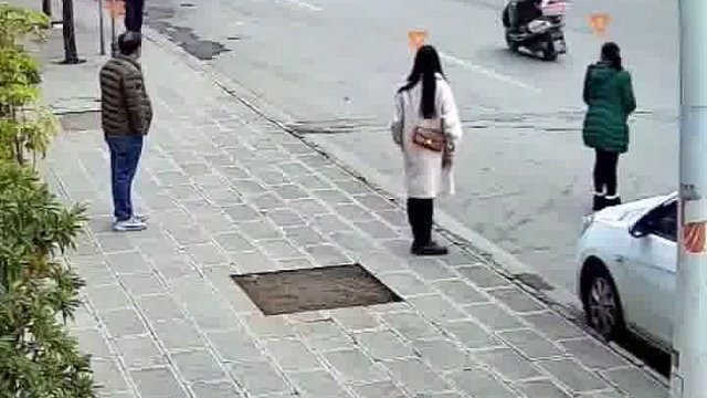 小车起步时应该观察周围情况，而骑电瓶车者，记得带头盔，不能载大人