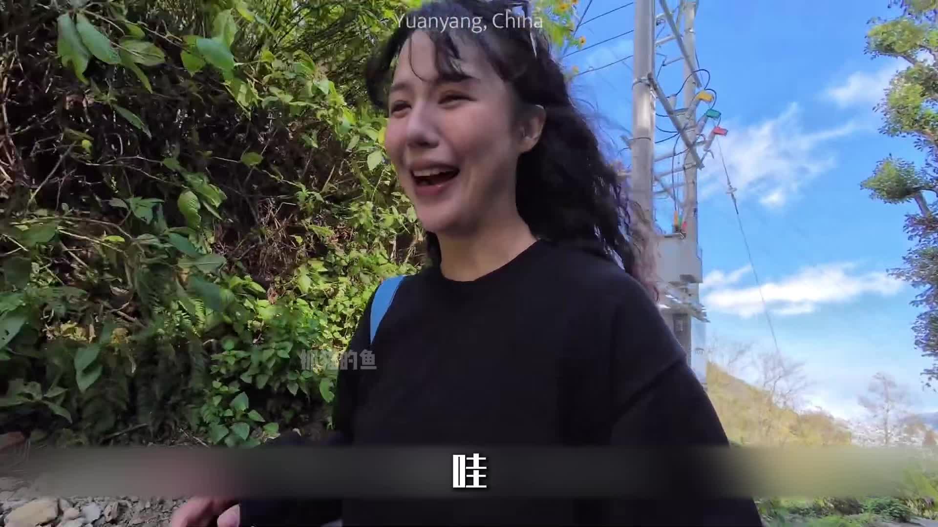 韩国小姐姐到偏远山村，被小孩投喂