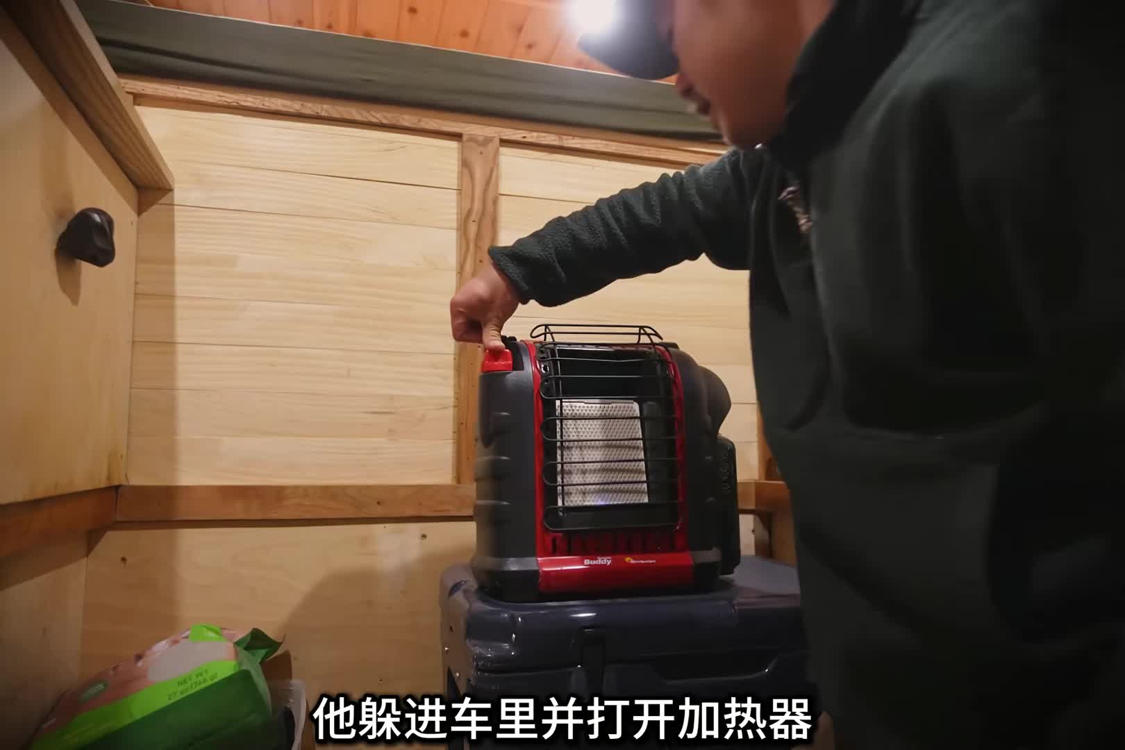 将房车停在雪山上，就地搭建房车露营地