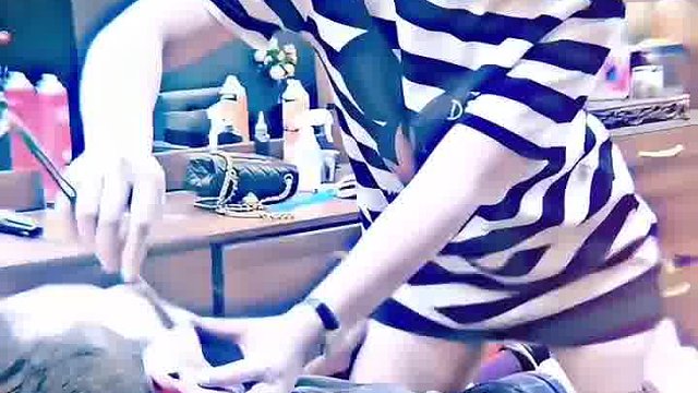 他是怎样忍住手不伸进去的？