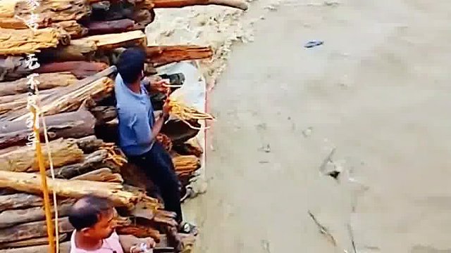 小伙子用鱼叉捞起漂流木，技艺堪比马超