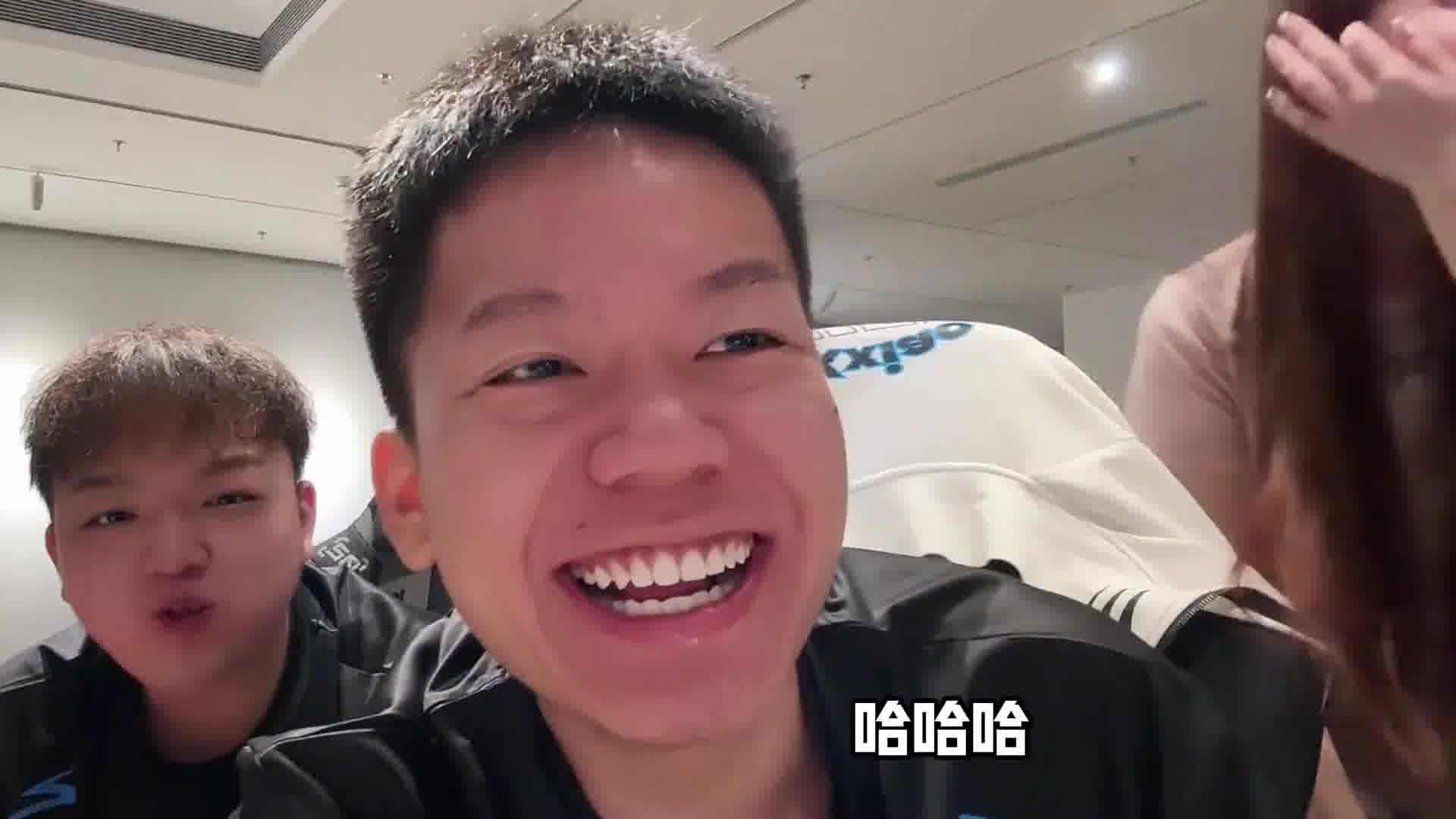 念旧替水友八卦妮妮用什么香水，直接当场给妮妮整不会了