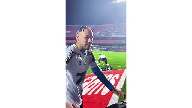 内马尔新发型太有个性，赛前跑到场边拥吻妻子孩子