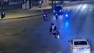 兩個司機誰也不讓對方，結(jié)果騎車男子被前后夾擊！這樣的事故該誰來負責(zé)