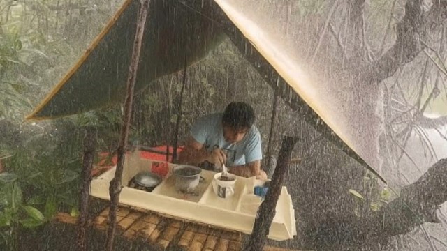 暴雨中搭建避难所，在河中度过疯狂的暴雨。