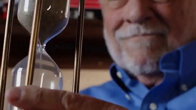 如果记忆像钢铁般坚固，我是该微笑还是哭泣？如果钢铁像记忆般腐蚀，那这里是欢城，还是废墟？