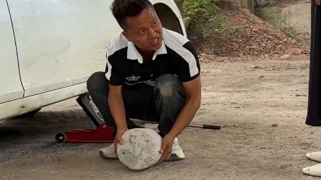 新手上路时后轮掉路坎，女司机：这种情况如何脱困？