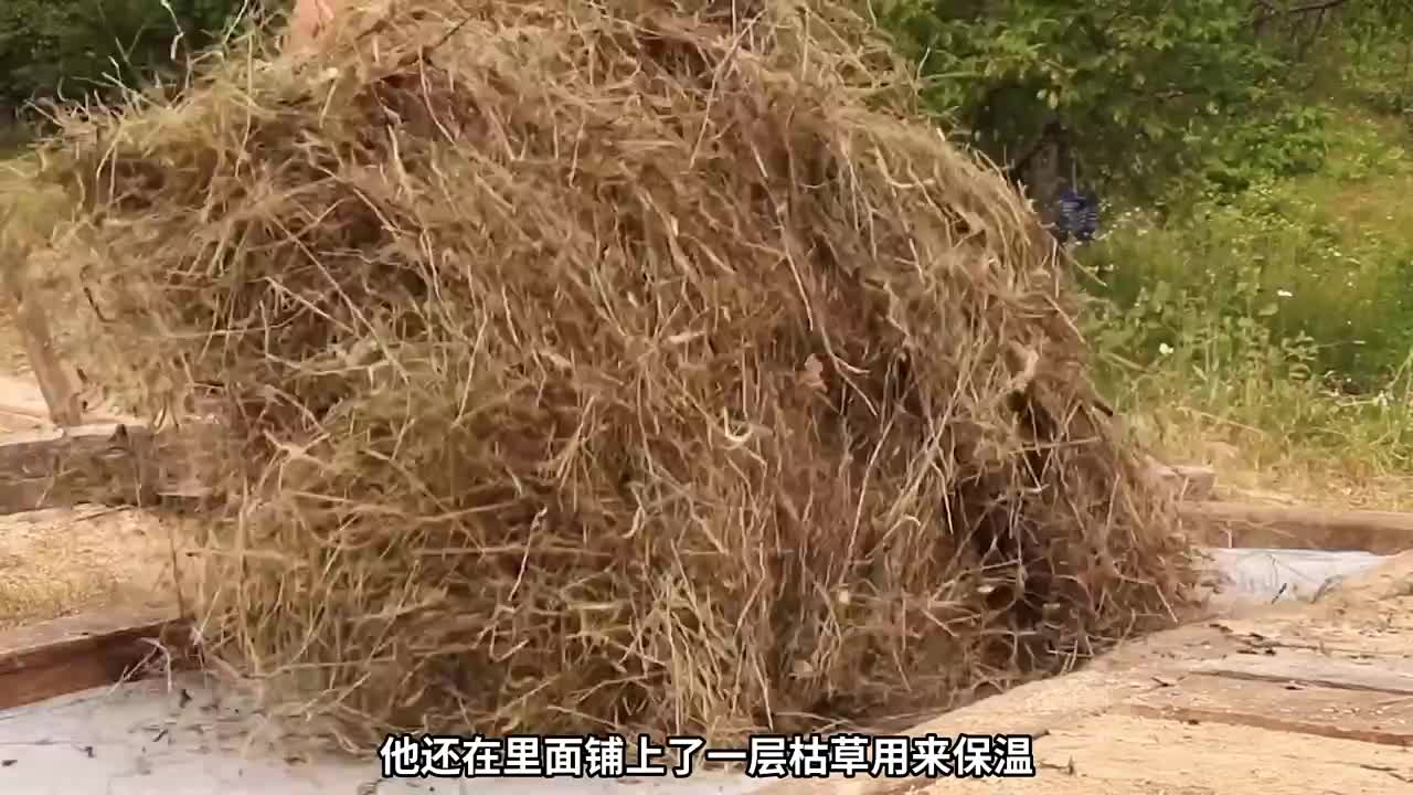 男人推倒破旧的木屋，竟然在野外建造这么漂亮的小屋