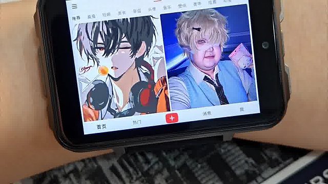 是2.4英寸高清大屏！