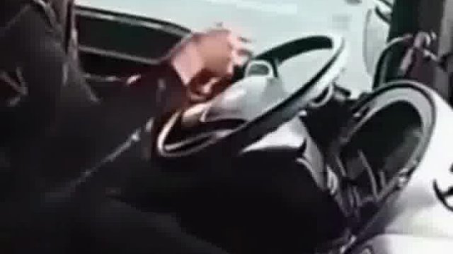 兄长驾车时盯着手机屏幕